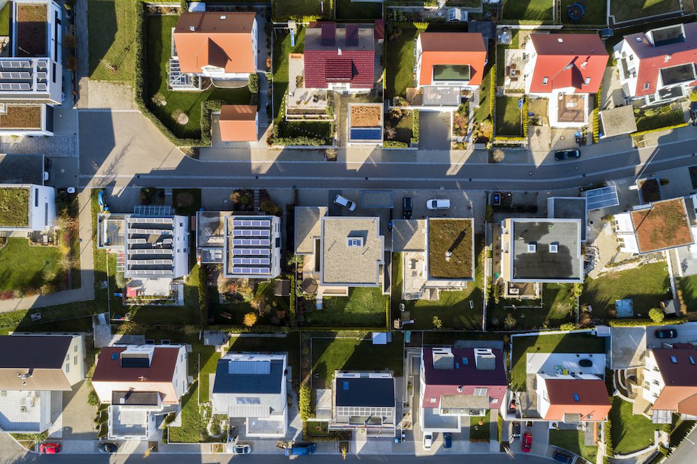Luftaufnahme von Einfamiliehäusern mit Steildächern und Flachdächern.